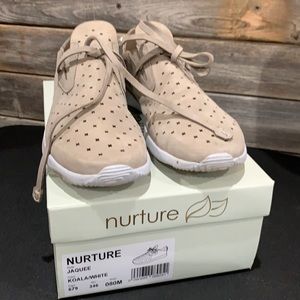 Nurture Jaquee koala/white size 8 sneaker
